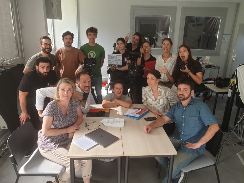 photo équipe de tournage de la série sur le thème du dialogue social de l'intefp