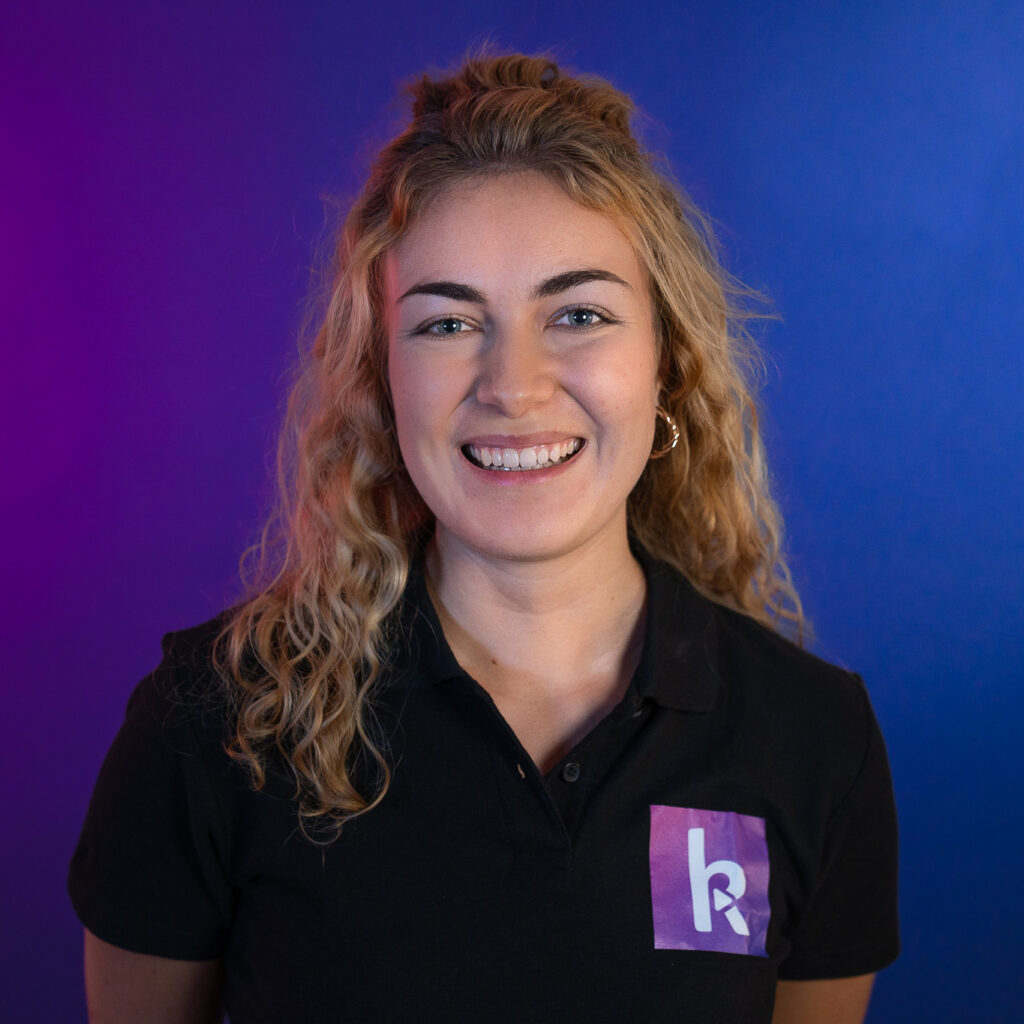 flora vanhille chargée de communication